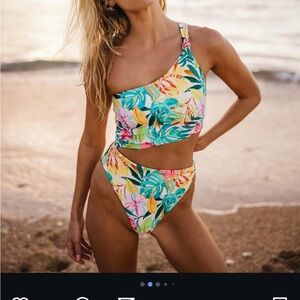 ISO. SKATIE Aloha swim